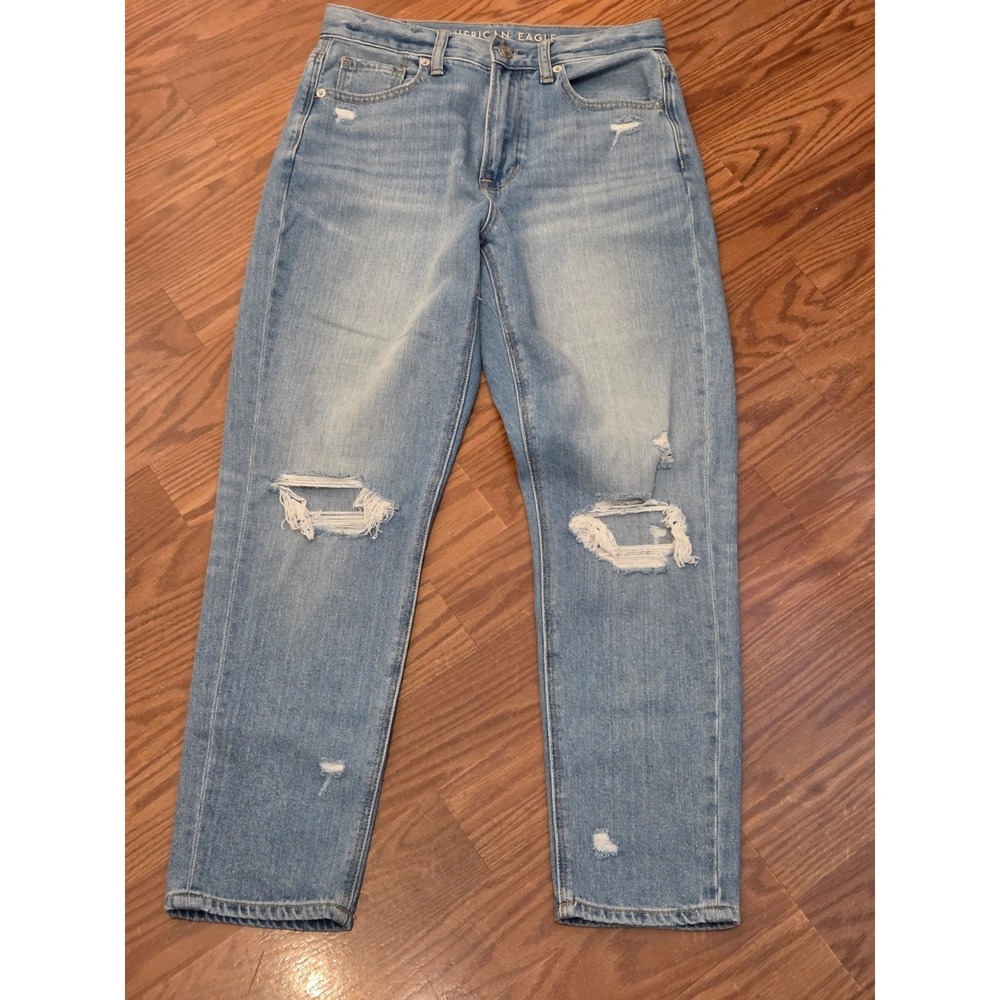 American Eagle Mom Jean Light Wash Distressed High‎ Rise  Womens Size 2 Short